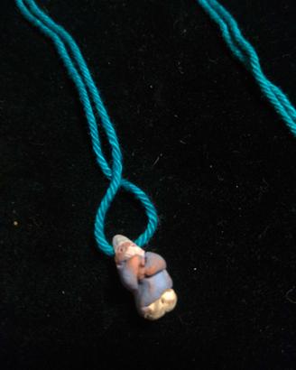 Collanina con piccolo gnometto in ceramica