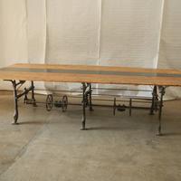 Tavolo realizzato su base di macchine da cucire