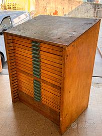 Cassettiera tipografica con 17 cassetti