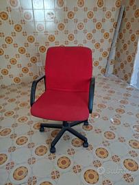 Sedia da ufficio girevole rossa con braccioli