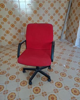 Sedia da ufficio girevole rossa con braccioli