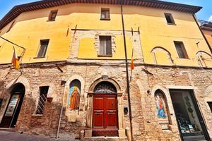 3 LOCALI A GUALDO TADINO