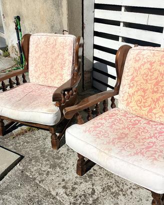 2 poltrone uguali 