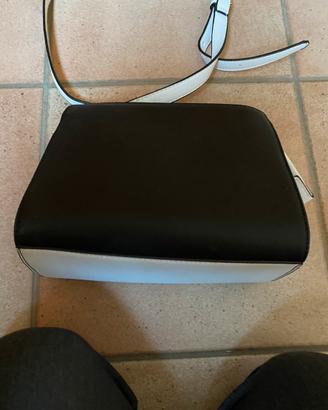 Piccola borsa bianca e nera