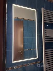 Specchio da bagno con LED e antiappannamento