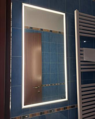 Specchio da bagno con LED e antiappannamento