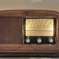 Radio a valvole, mobile in legno, misure contenute