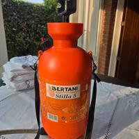 Pompa disinfestazione giardino