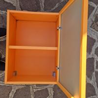 pensili arancioni + mensole arancioni e grigie