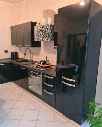 Cucina con elettrodomestici + parete attrezzata