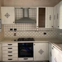 Cucina ad angolo shabby usata