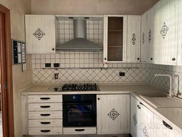 Cucina ad angolo shabby usata