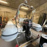 Gommone con motore e carrello