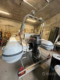 Gommone con motore e carrello