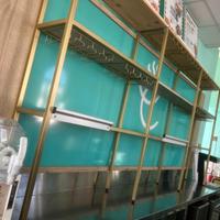 scaffali portabicchieri e bottiglie bar