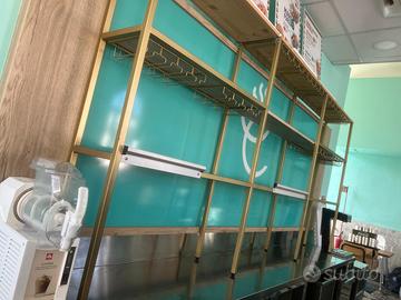 scaffali portabicchieri e bottiglie bar