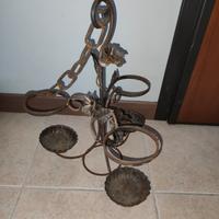 Antico Portacandele o vasi in ferro battuto