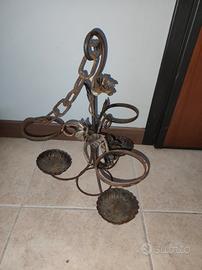 Antico Portacandele o vasi in ferro battuto