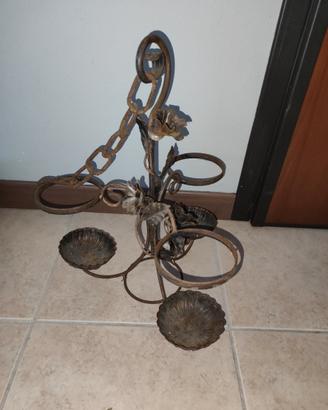 Antico Portacandele o vasi in ferro battuto