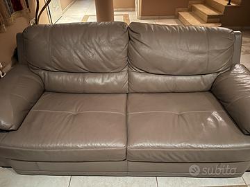 Divano in pelle grigio