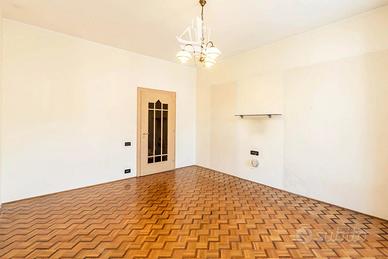 Quadrilocale da ristrutturare con balcone e garage