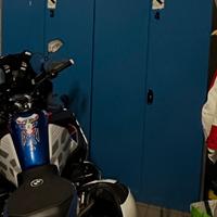 Armadietti e bancone da lavoro