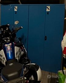 Armadietti e bancone da lavoro