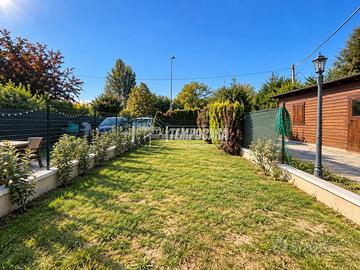 Porzione di casa con giardino e garage