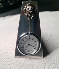 Orologio da tavolo con testa di leone.
