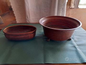 Due contenitori in rame allo stato grezzo