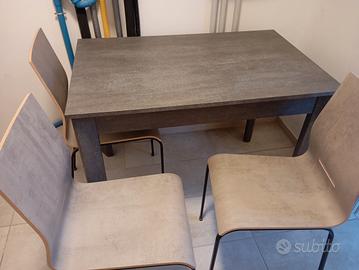 Tavolino da interno con sedie