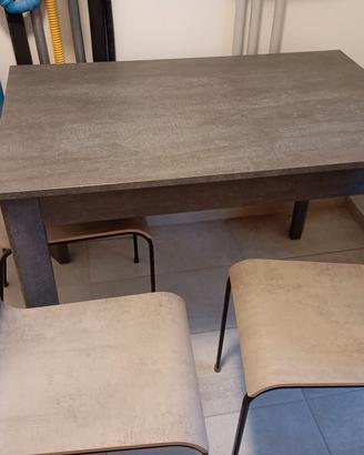 Tavolino da interno con sedie