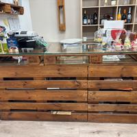 Bancone artigianale in legno con ripiano in vetro