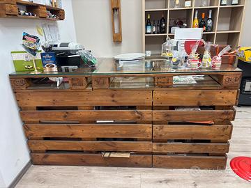 Bancone artigianale in legno con ripiano in vetro