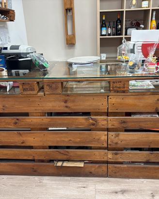 Bancone artigianale in legno con ripiano in vetro