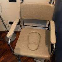 Comoda. Sedia a rotelle