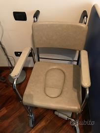 Comoda. Sedia a rotelle