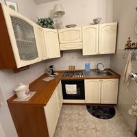 cucina e armadio a vetrina