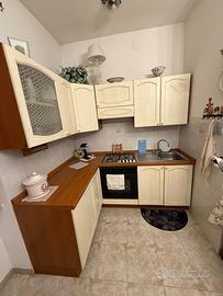 cucina e armadio a vetrina