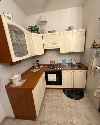 cucina e armadio a vetrina