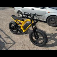 Bicicletta elettrica simile super 73