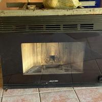 Termocamino inserto a pellet Jolly Mec funzionante