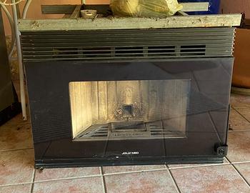 Termocamino inserto a pellet Jolly Mec funzionante