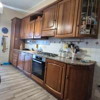 CUCINA IN LEGNO MASSELLO CON MARMO + TAVOLO E 6 SE