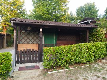 Casetta in legno con annessa roulotte