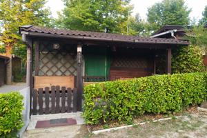 Casetta in legno con annessa roulotte