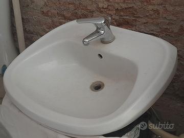 Sanitari: lavandino e water con vaschetta