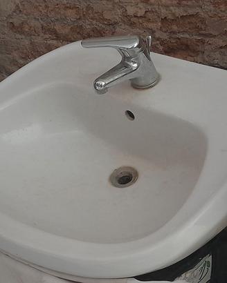 Sanitari: lavandino e water con vaschetta