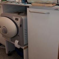 Attrezzi da dentista mobili con piano e lavello