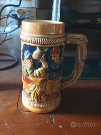 boccale in ceramica decorata a rilievo